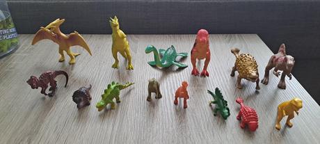 Figúrky dinosaurov (set na hranie), 17 ks,