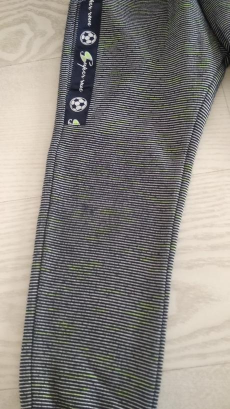 Pruhované tepláky, 110