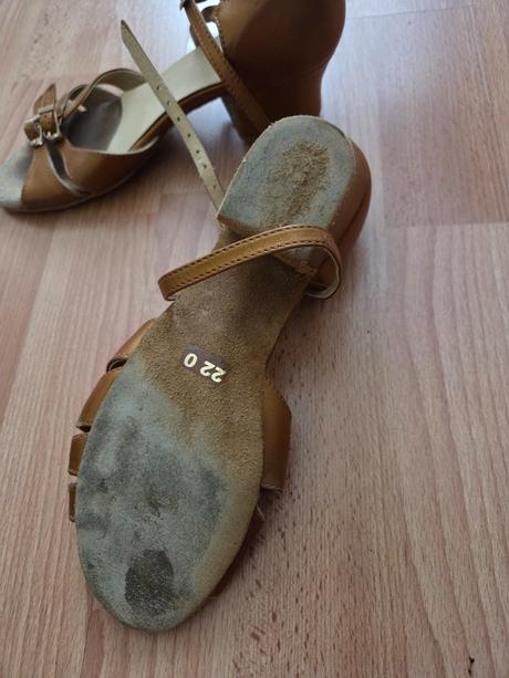 Tanečné topánky, 37