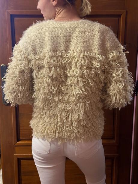 Krémový huňatý sveter, s