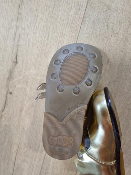 Predám nové nepoužívané kožené zlaté topánočky, 20