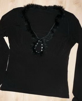 Čierne tričko s pierkami a kamienkami, m