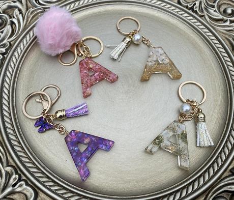 Ručne vyrobené živicové kľúčenky, 