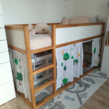 Ikea kura posteľ + závesy, možnosť s matracom, šírka (cm): 100,dĺžka (cm): 210