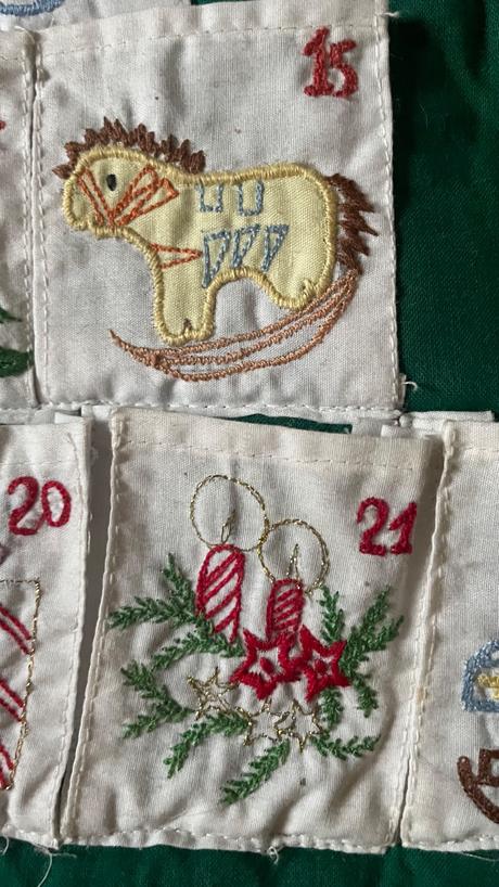 Adventny kalendar vyšivany,