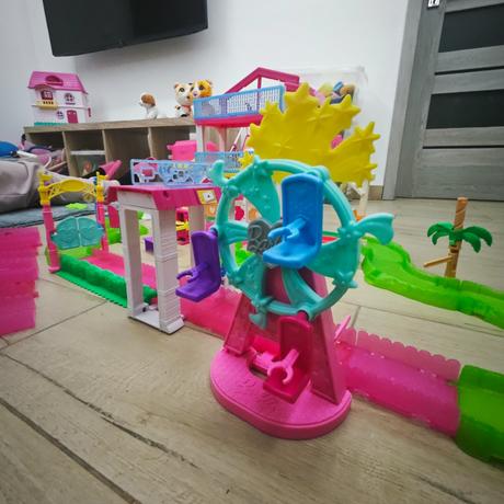 Dostihová dráha aj so samochodiacimi konikmi, 