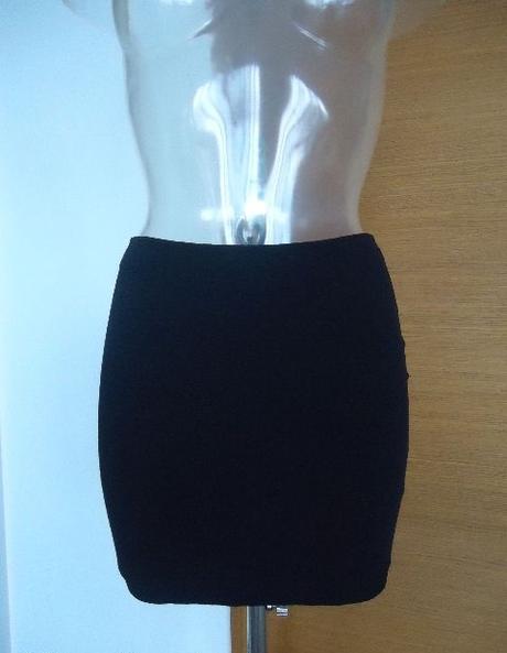 Čierna mini sukňa z pevného úpletu, s