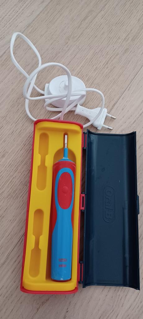 Detská elektrická kefka s obalom, 