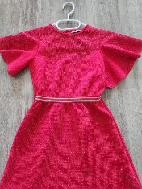 Lesklé červené šaty, 134