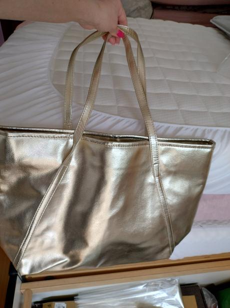 Zlata vacsia kabelka, 