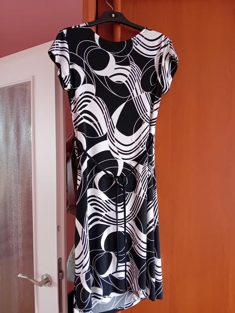 Šaty s hlbokým výstrihom, s