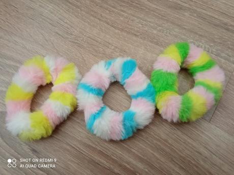 Saténové svietiace a huňate gumičky, 