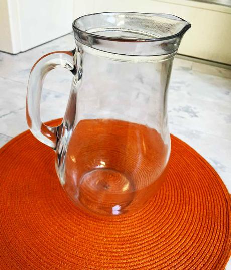 Masívny nerozbitný veľký džbán,