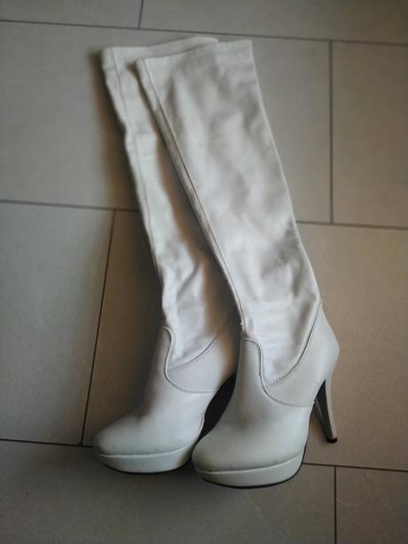 Vysoké biele čižmy, 37