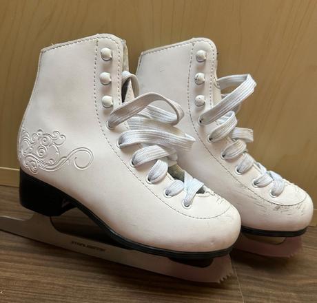 Dievčenské ľadové korčule, crowned,34