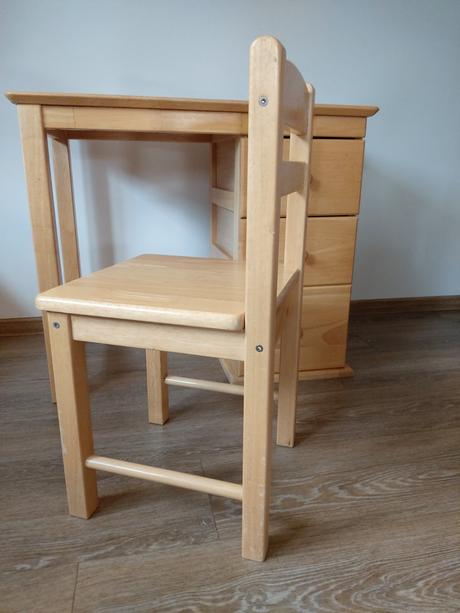 Drevený stôl a stolička,