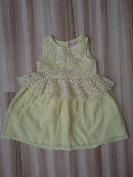 Svetložlté slávnostné šaty, 92