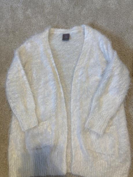 Chlpaty biely sveter, 110