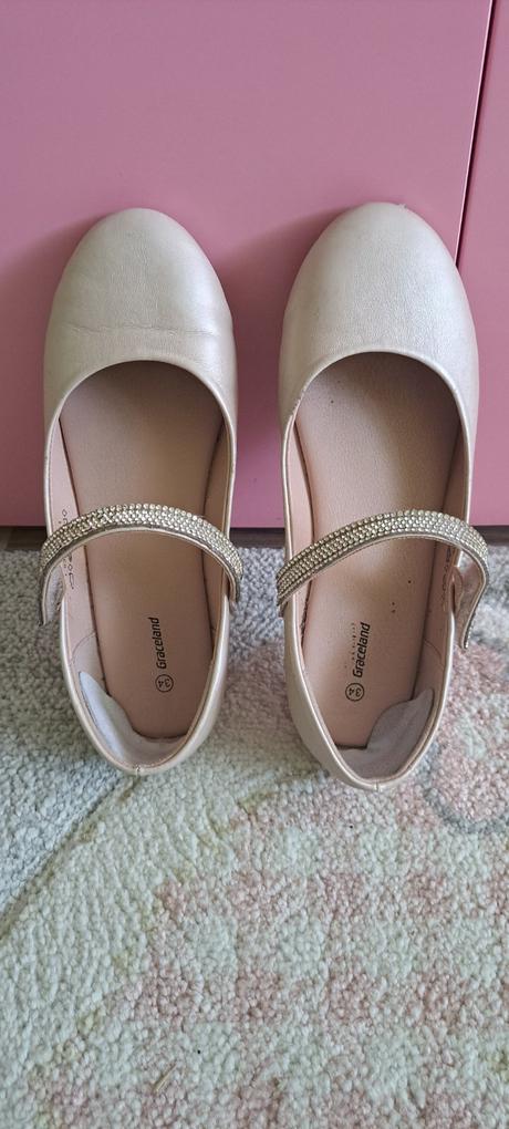 Dievcenske sandale, 34