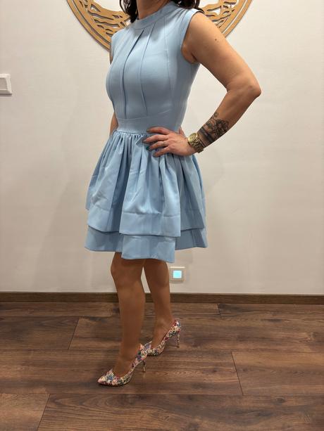 Modré minišaty, 36