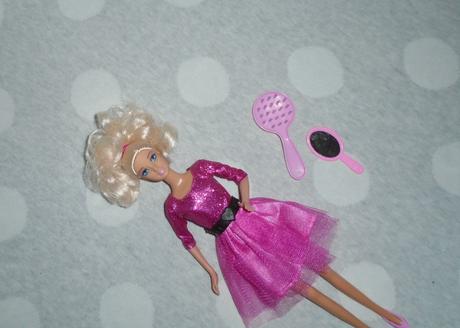 Defa lusy v ružových retro šatoch,