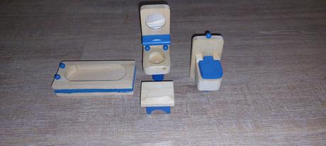 Dreveny domcek s prislusenstvom,