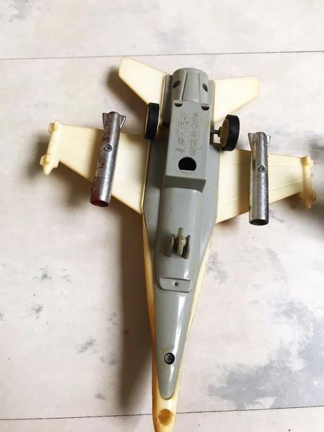 Staré hračky/lietadlá 2 ks,