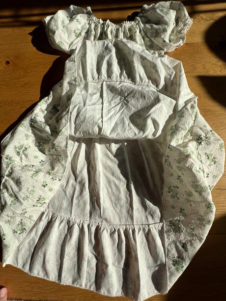 Dievcenske letne saty, 152