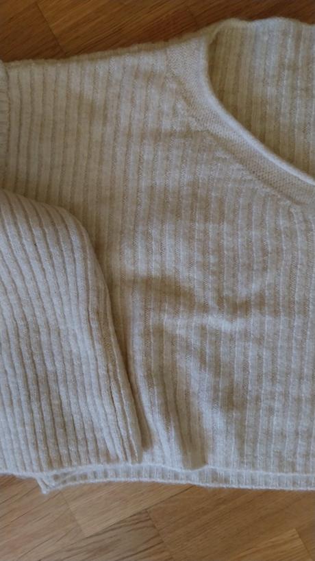 Croptop béžový pulóver s véčkom, m