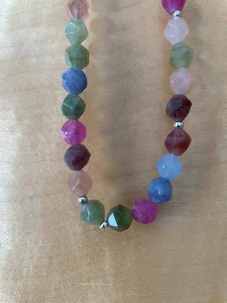 Nahrdelnik z farebnych koralok, 