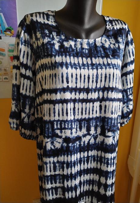 Vzorované šaty, 52