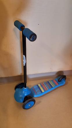 Predám modrú detskú kolobežku., 