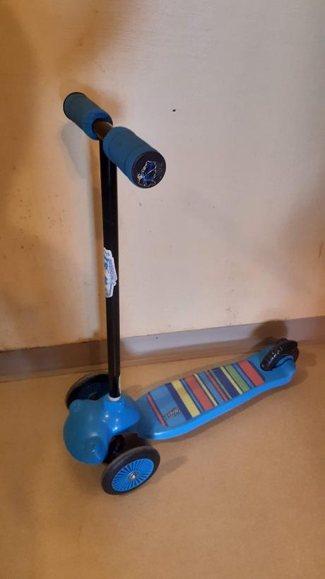 Predám modrú detskú kolobežku., 