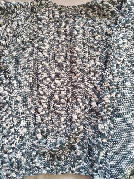 Pleteny modrobiely sveter, 