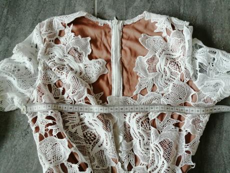 Biele pružné čipkové šaty vs s podšívkou, s