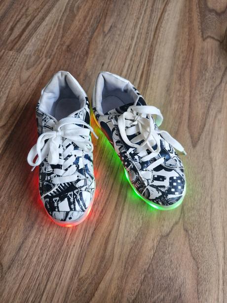 Svietiace tenisky, 33
