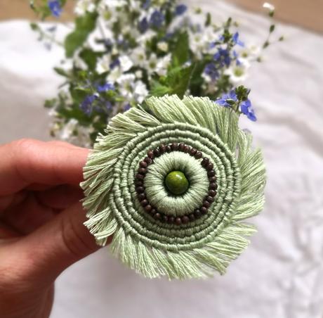 Macrame spona na tzv. predĺžený cop hrášková,