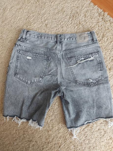 Šortky 31, bershka,40