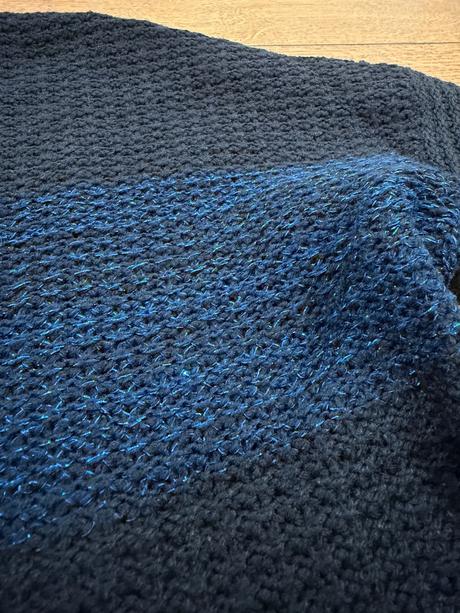 Tmavomodrý pletený sveter s jemným leskom, pepco,m