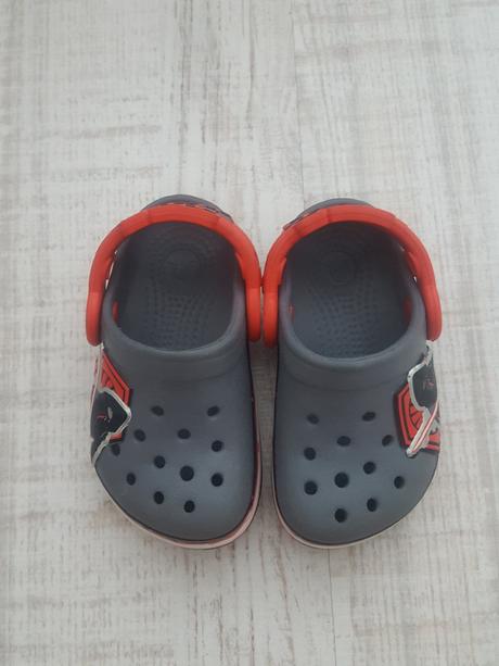 Crocs, crocs,<17