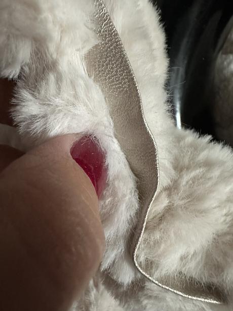 Krásna mäkučká béžová vesta s kapucňou zn. magenta, l / m