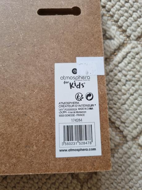 Dreveny vesiak so zvieratkami,