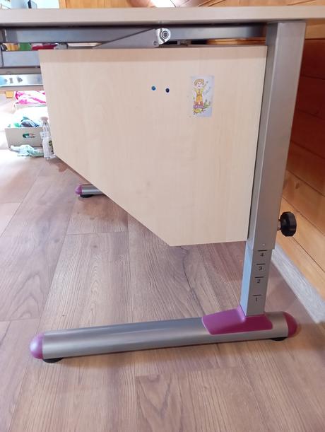 Rastúci písací stôl, 