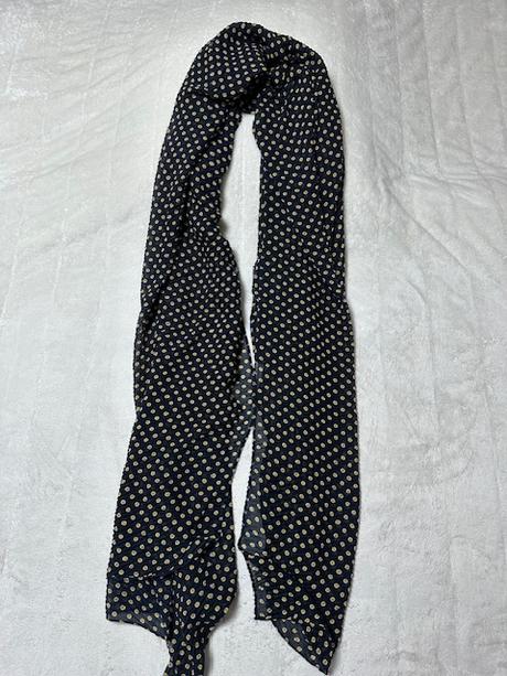 Tmavomodrá plisovaná šatka s horčicovými bodkami,