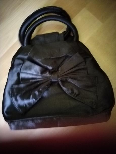 Saténová kabelka s maslou, 