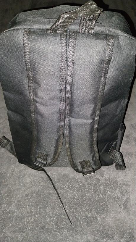 Čierny batoh s nápisom fromula 1, 