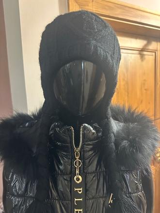 Čierna úpletová čiapka podšitá s vrkočmi, 