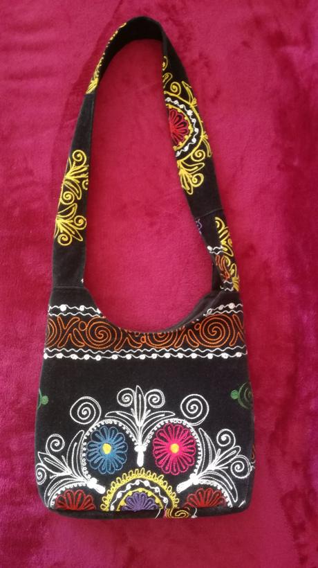 Vysivaná kabelka, 
