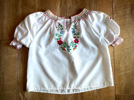 Vyšívaná košieľka, 104