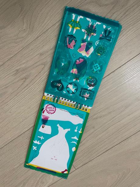 Svadobná návrhárka skicár,